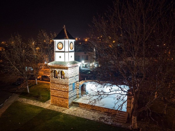 Енина засия в коледна премяна