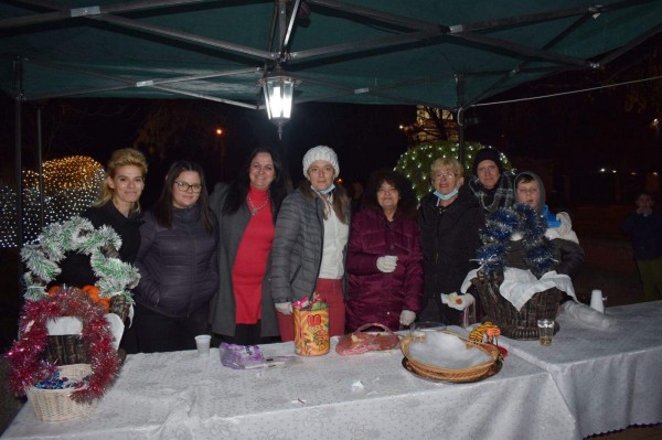 Енина засия в коледна премяна