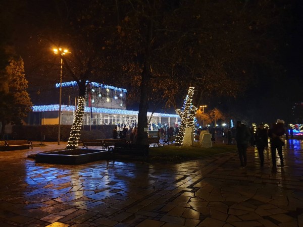 Запалиха коледните светлини и в Павел баня