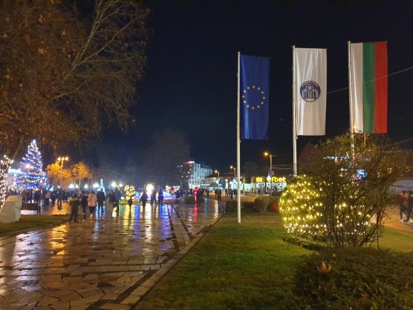 Запалиха коледните светлини и в Павел баня