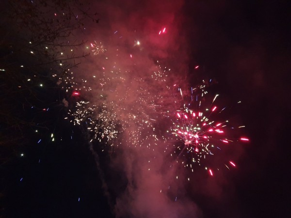 Запалиха коледните светлини и в Павел баня