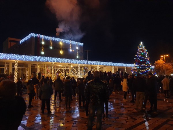 Запалиха коледните светлини и в Павел баня