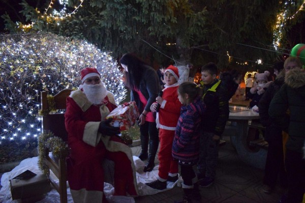 Енина засия в коледна премяна