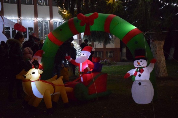 Енина засия в коледна премяна