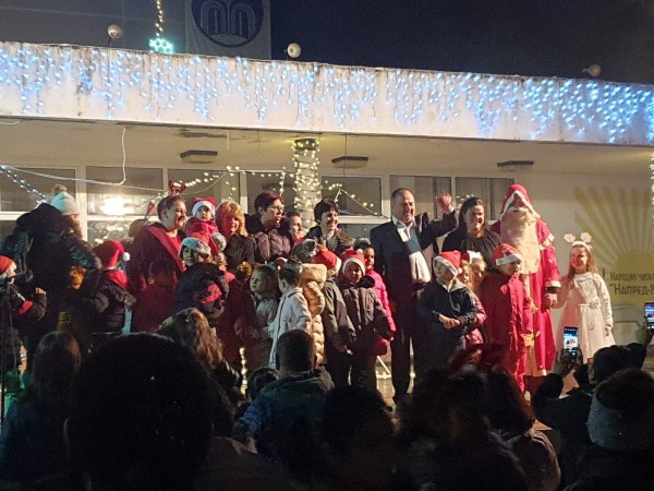 Запалиха коледните светлини и в Павел баня