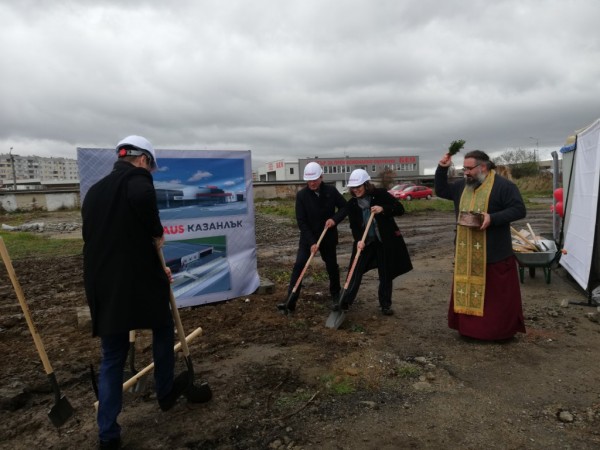 Първа копка на нов строителен хипермаркет в Казанлък