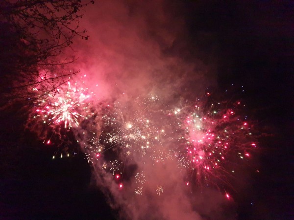 Запалиха коледните светлини и в Павел баня