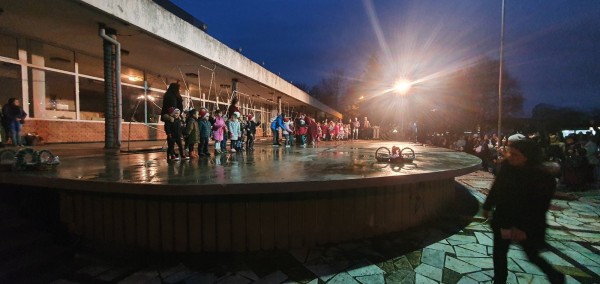 Запалиха коледните светлини и в Павел баня