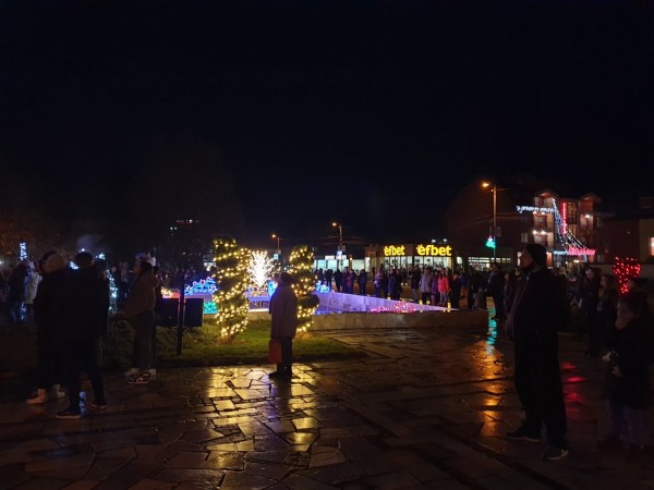 Запалиха коледните светлини и в Павел баня