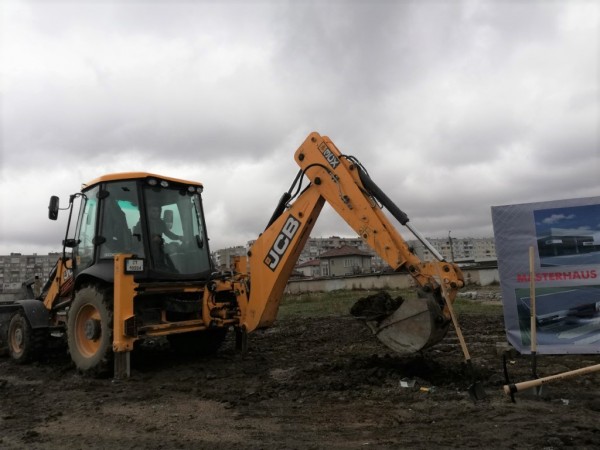 Първа копка на нов строителен хипермаркет в Казанлък