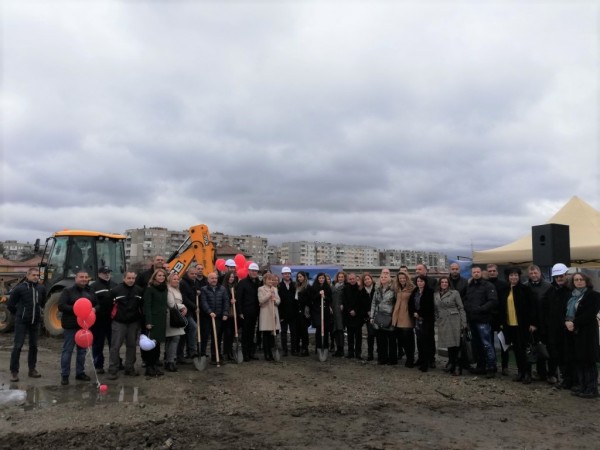 Първа копка на нов строителен хипермаркет в Казанлък