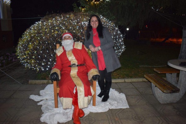 Енина засия в коледна премяна