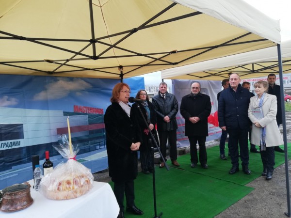 Първа копка на нов строителен хипермаркет в Казанлък