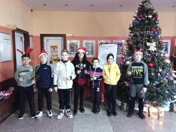 ОУ “Георги Кирков“ и Гората.бг с поредна кауза - “Засади дърво за Коледа“