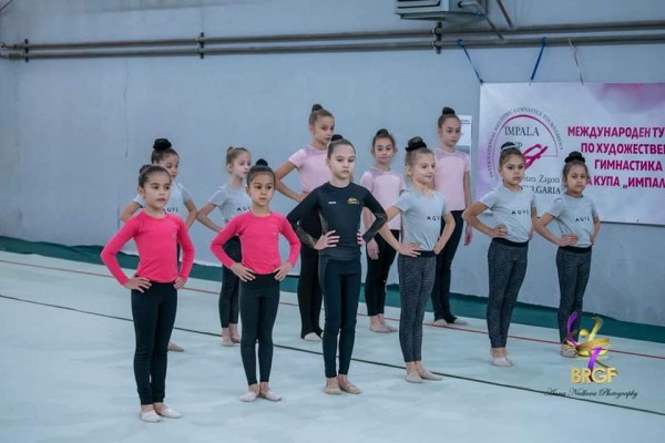 Шест гимнастички се окичиха с “червени рози“ на изпита за покриване на ниво