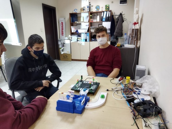 Млади инженери направиха светофарно регулиране на кръстовище