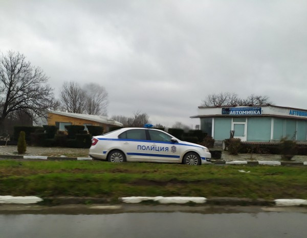 Шофьор е с опасност за живота, след като се преобърна в Павел баня