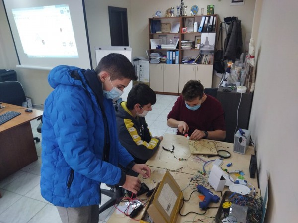 Млади инженери направиха светофарно регулиране на кръстовище