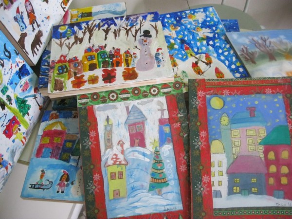 Малки художници продават свои творби, за да издадат книга