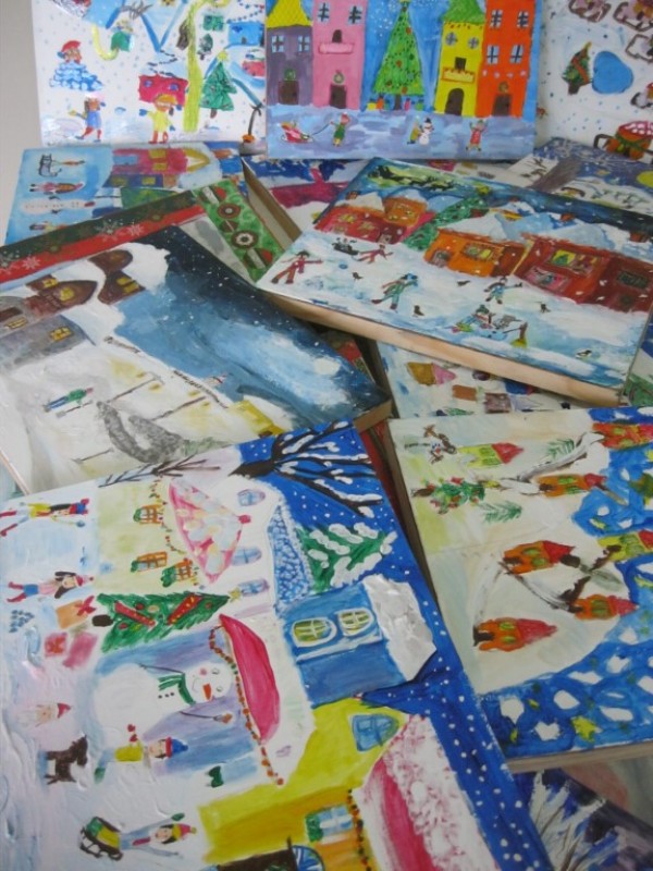 Малки художници продават свои творби, за да издадат книга