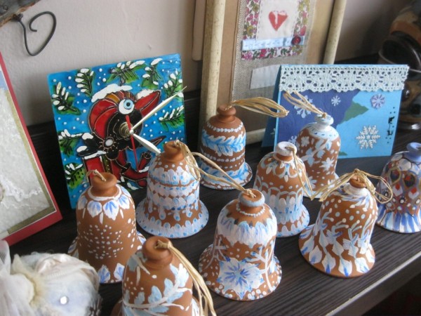 Малки художници продават свои творби, за да издадат книга