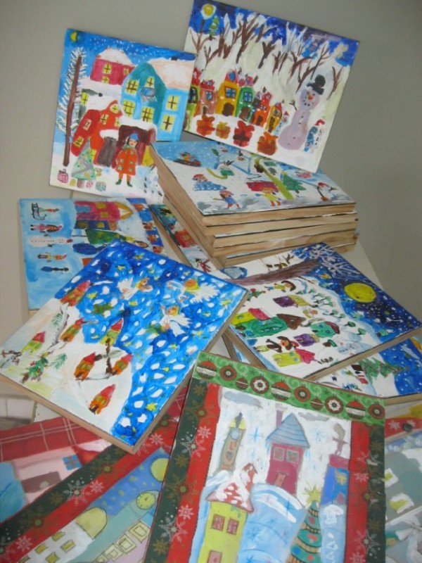 Малки художници продават свои творби, за да издадат книга