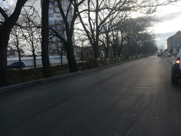 На западното платно на бул. “Никола Петков“ до Лидл вече е положен първият пласт асфалт
