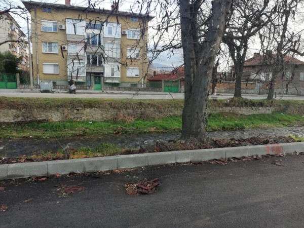 На западното платно на бул. “Никола Петков“ до Лидл вече е положен първият пласт асфалт