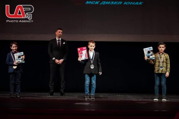 Два казанлъшки мото клуба грабнаха седем от годишните награди на БФМ