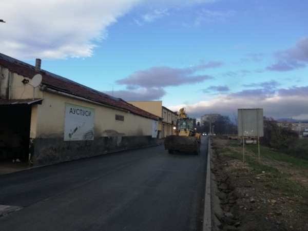 На западното платно на бул. “Никола Петков“ до Лидл вече е положен първият пласт асфалт