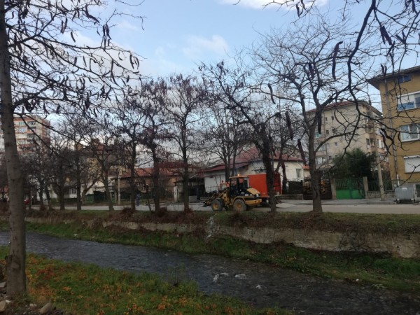 На западното платно на бул. “Никола Петков“ до Лидл вече е положен първият пласт асфалт