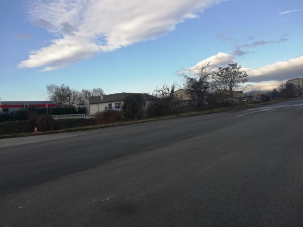 На западното платно на бул. “Никола Петков“ до Лидл вече е положен първият пласт асфалт