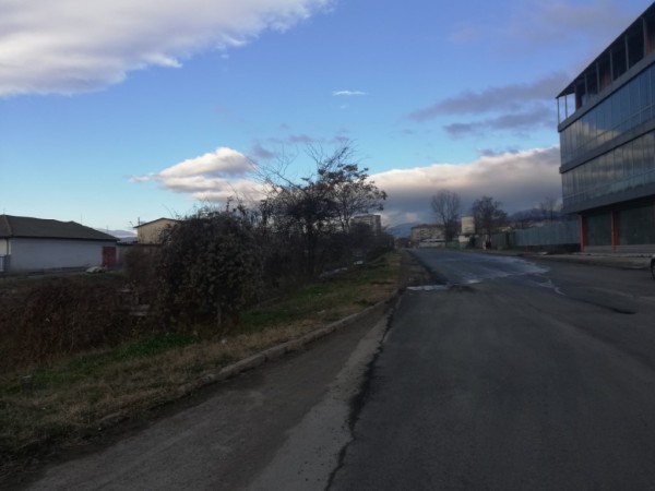 На западното платно на бул. “Никола Петков“ до Лидл вече е положен първият пласт асфалт