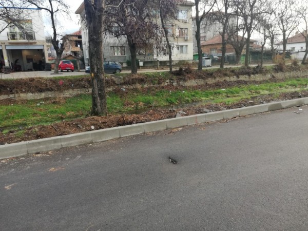 На западното платно на бул. “Никола Петков“ до Лидл вече е положен първият пласт асфалт