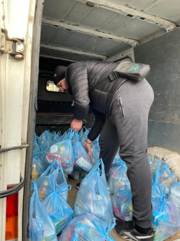 Семейство раздаде почти половин тон храна на самотноживеещи хора в с. Дунавци