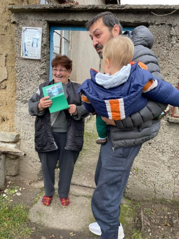 Семейство раздаде почти половин тон храна на самотноживеещи хора в с. Дунавци