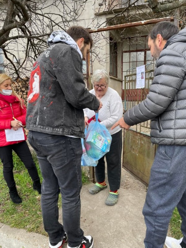 Семейство раздаде почти половин тон храна на самотноживеещи хора в с. Дунавци