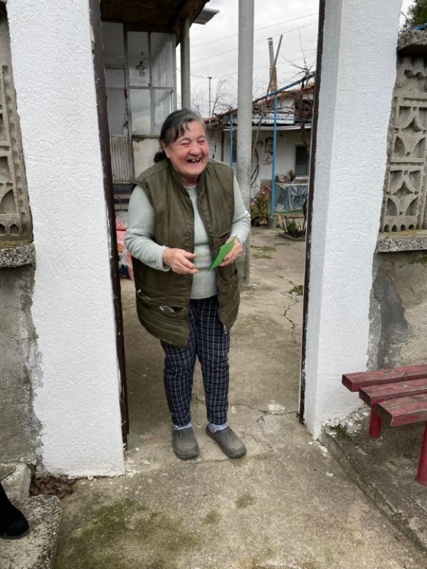 Семейство раздаде почти половин тон храна на самотноживеещи хора в с. Дунавци