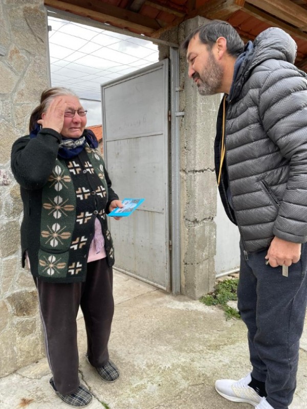 Семейство раздаде почти половин тон храна на самотноживеещи хора в с. Дунавци