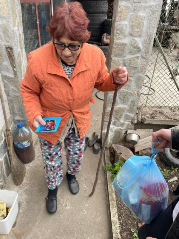 Семейство раздаде почти половин тон храна на самотноживеещи хора в с. Дунавци