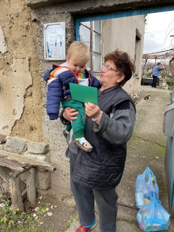 Семейство раздаде почти половин тон храна на самотноживеещи хора в с. Дунавци