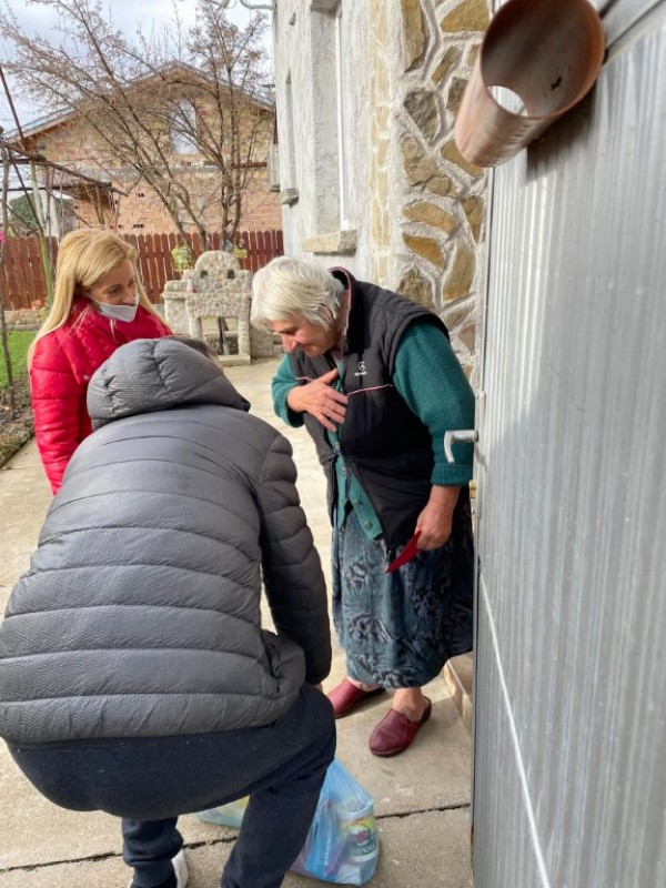 Семейство раздаде почти половин тон храна на самотноживеещи хора в с. Дунавци