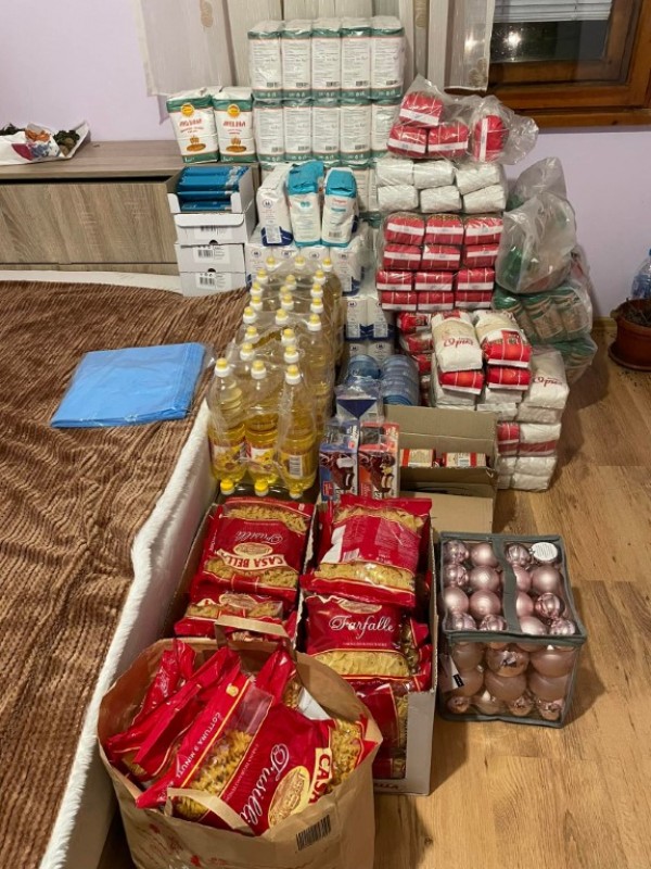 Семейство раздаде почти половин тон храна на самотноживеещи хора в с. Дунавци