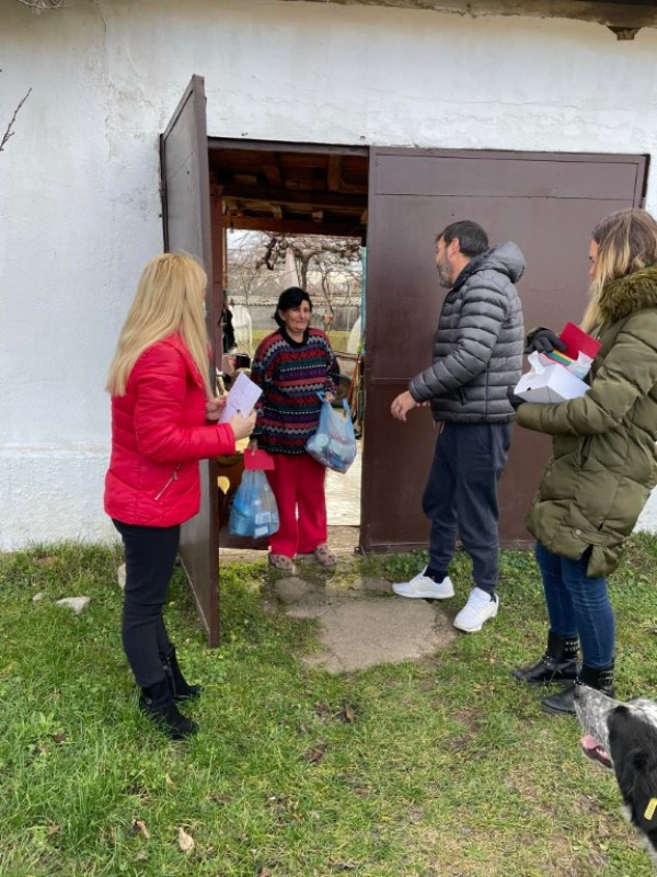 Семейство раздаде почти половин тон храна на самотноживеещи хора в с. Дунавци