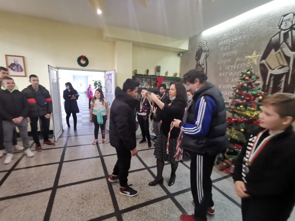 7 б клас са шампионите във футболния турнир на ОУ “Св. Паисий Хилендарски“