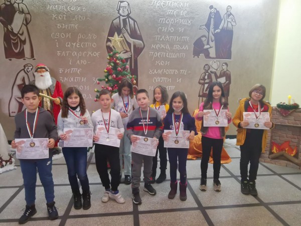 7 б клас са шампионите във футболния турнир на ОУ “Св. Паисий Хилендарски“