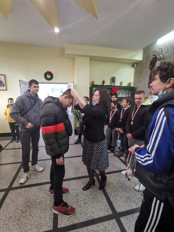 7 б клас са шампионите във футболния турнир на ОУ “Св. Паисий Хилендарски“