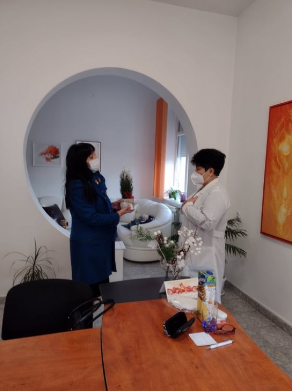 Екипът на библиотеката с жест към болницата