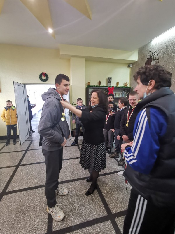 7 б клас са шампионите във футболния турнир на ОУ “Св. Паисий Хилендарски“