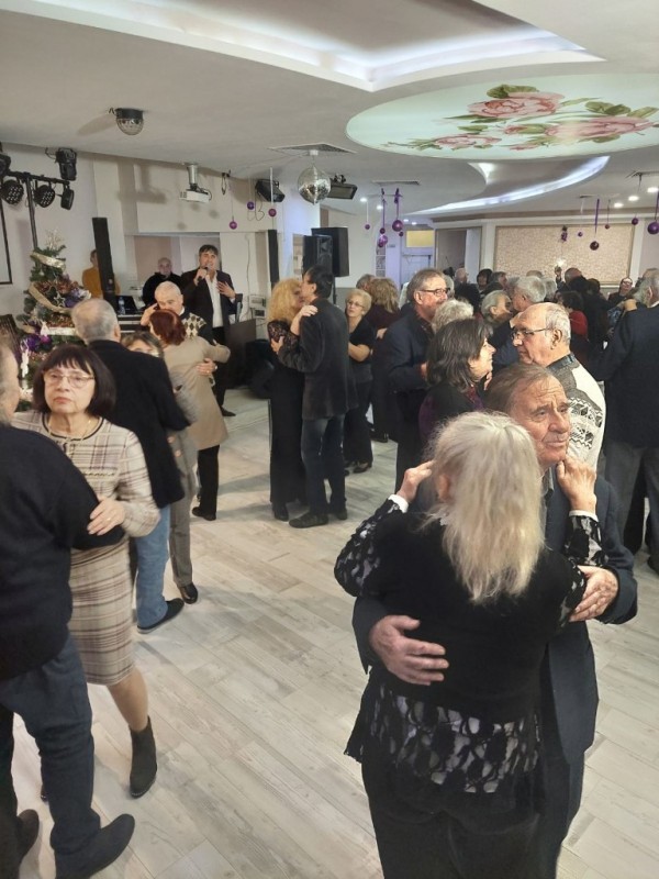 Сърцата на близо 50 златни двойки затуптяха под звуците на Менделсон в Казанлък